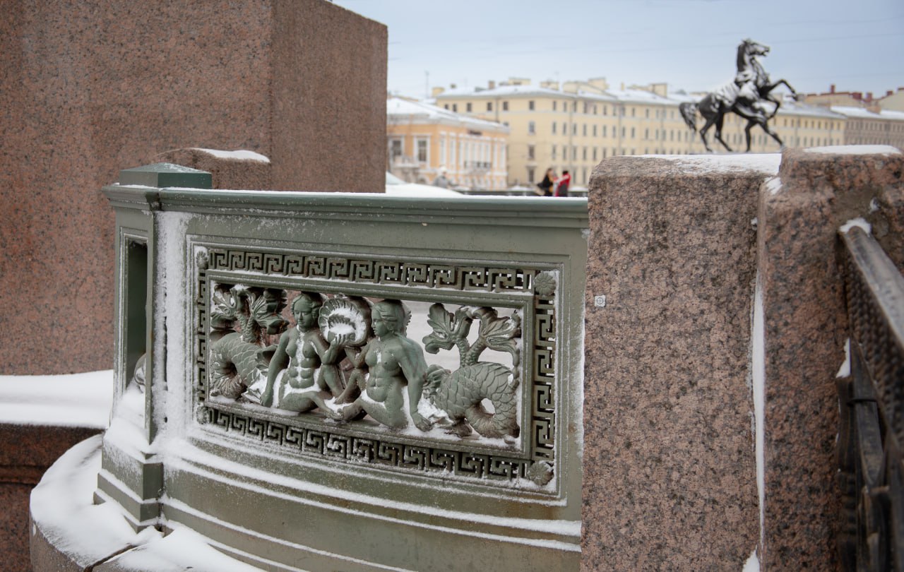 В этом году 24 моста Санкт Петербурга отметят свой юбилей Самый почтенный возраст среди юбиляров у Эрмитажного Первой каменной переправе Петербурга исполняется 260 лет Также 260 летний юбилей отпразднует третий по ширине Казанский мост Двести лет исполнится в наступившем году Львиному мосту через канал Грибоедова А знаменитый Аничков мост встретит свой 185 летний юбилей Рассказываем об остальных