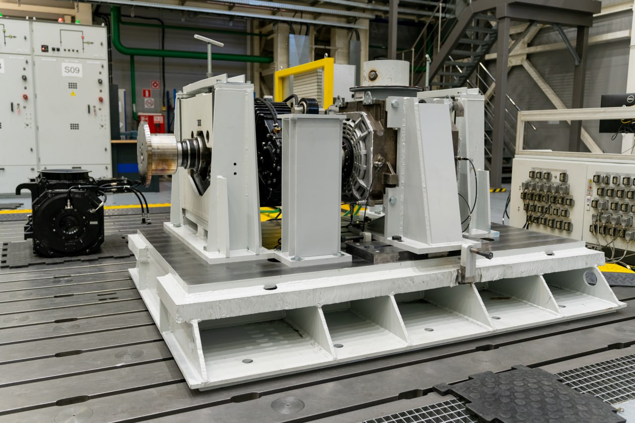 Тяговый асинхронный двигатель для высокоскоростного поезда успешно прошёл приёмочные испытания Тестирование проводили на площадке завода изготовителя Русские Электрические Двигатели в Челябинске Новый двигатель ТАД 650 мощностью 650 кВт отличается высокой энергоэффективностью КПД до 96 при компактных размерах и малой массе 750 кг По своим эксплуатационным и энергетическим характеристикам отечественная разработка находится на уровне лучших мировых аналогов Для высокоскоростного поезда из восьми вагонов потребуется шестнадцать двигателей По две моторные тележки будут устанавливаться под первым третьим шестым и восьмым вагонами именно они приводят в движение электропоезд Под остальными будут немоторные тележки Таким образом тяга равномерно распределяется по составу Подписаться на Телеграмму РЖД Голосовать за канал Подписаться на РЖД в MAX Каналы железных дорог