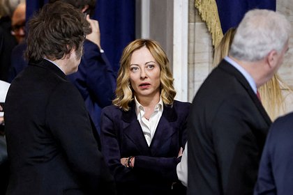Раскрыта цель визита Мелони в Вашингтон  Премьер-министр Италии Джорджа Мелони встретится с президентом США Дональдом Трампом с целью попытаться сохранить прочную связь Соединенных Штатов с Европой. Такие намерения политика раскрывает The Wall Street Journal  WSJ . «Более широкая цель Мелони — сохранить прочную связь США с Европой, позиционируя себя как потенциальный мост между западными союзниками», — говорится в материале. По информации газеты, Мелони пыталась сохранить благосклонность Трампа к континенту, призывая европейских коллег избегать конфронтации с Вашингтоном. Кроме того, она отказывалась критиковать американскую администрацию за сближение с Россией, несмотря на ее твердую поддержку Украине.