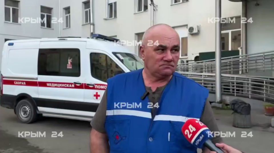 Водитель скорой которого избил незнакомец в Симферополе рассказал об инциденте Пятница 5 декабря Крым 24 Водитель скорой помощи Виталий Рязанов в беседе с Крым 24 поделился подробностями о том как на него напал и избил водитель внедорожника По словам пострадавшего инцидент произошел после того как он посигналил водителю внедорожника попросив его отъехать В ответ мужчина начал оскорблять Рязанова нецензурной бранью Затем нарушитель развернул автомобиль вышел из салона и напал на медработника нанеся несколько ударов Я вышел я ж не думал что такое произойдёт и сразу же получил удар в голову Потом он ударил меня раз пять шесть может семь И на этом всё закончилось Он сел в машину и уехал рассказал водитель скорой Рязанов подчеркнул что имеет более чем двадцатилетний Подробнее