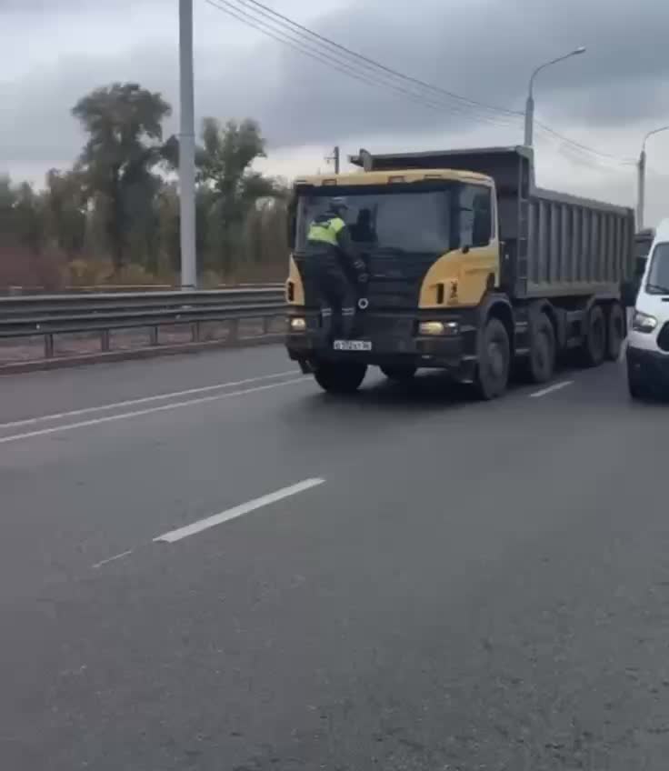 Водитель самосвала в Волгограде прокатил инспектора на капоте во время проверки