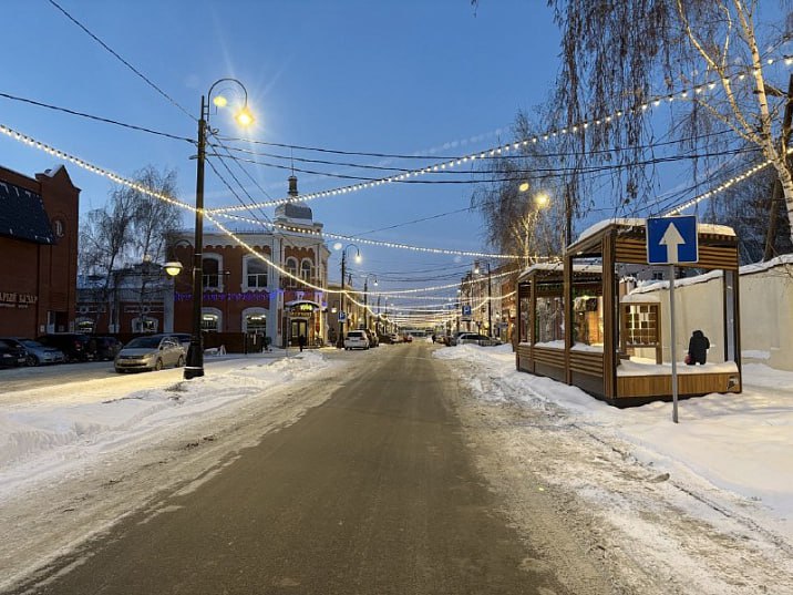 Барнаул В Барнауле временно изменят схему движения на ул Льва Толстого В преддверии Нового года в центре города запланированы масштабные праздничные мероприятия так 26 декабря в связи с подготовкой и проведением торжеств на площади Свободы будет введена временная схема организации дорожного движения С 14 00 до 20 00 на улице Льва Толстого будет организовано двухстороннее движение На участке будут дежурить экипажи ДПС для обеспечения безопасности и оперативного регулирования транспортных потоков Напомним что официальное открытие новогоднего городка на площади Свободы состоится в этот же день в пятницу 26 декабря в 17 00 Горожанам рекомендуется заранее планировать поездки учитывая временные ограничения а также пользоваться общественным транспортом или парковками на прилегающих подробнее на канале Барнаул