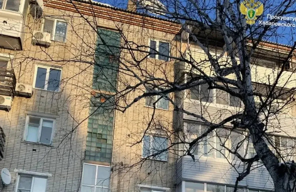 Девочка выжила при падении с пятого этажа в Хабаровском крае В поселке Переяславка района имени Лазо из окна пятого этажа выпала шестилетняя девочка Она осталась жива но госпитализирована с травмами Несчастный случай произошел в воскресенье 21 декабря около 15 часов в многоэтажке на улице Ленина Пострадавшую девочку доставили в больницу Дома она находилась вместе с младшей сестрой без присмотра взрослых Прокуратура проводит проверку будет дана оценка деятельности органов системы профилактики безнадзорности и правонарушений несовершеннолетних На контроль поставлена проверка проводимая правоохранительными органами todaykhv