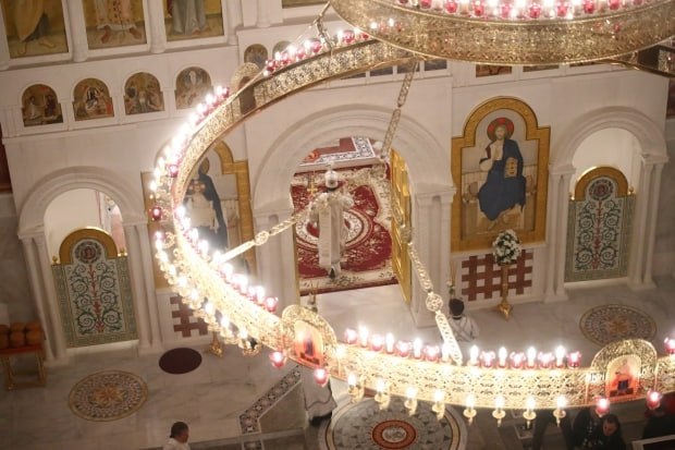 В воскресенье православные вспоминают святую княжну Анну Всеволодовну дочь киевского князя Всеволода Ярославича С детства в Анне поощряли тягу к знаниям что отразилось на ее судьбе Святая была игуменьей Андреевского монастыря в Киеве и из дальних странствий привозила книги чтобы собрать библиотеку Она же создала первую на Руси школу для девочек В старину 16 ноября отмечали день Анны Холодной Было принято посвящать его подготовке к зиме чинить теплую одежду ремонтировать места зимовки домашних животных Девушки занимались рукоделием особенно стоило уделить время ткачеству и прядению льна На Анну Холодную хозяйки готовили блины пироги каши кисель и компоты Старались побольше использовать ягод например бруснику и клюкву В этот день супругам не разрешалось ссориться иначе станут врагами на всю оставшуюся жизнь