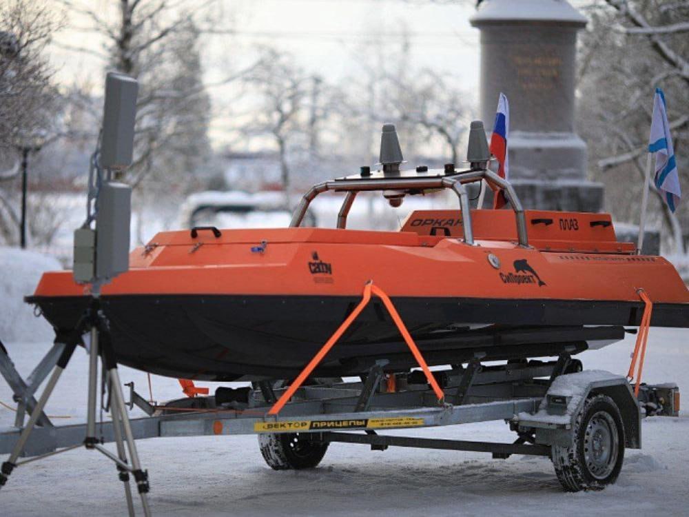 В САФУ доставили первый беспилотный катер для проведения исследований Безэкипажный катер Оркан безвозмездно передала университету компания Си Проект Передача состоялась на территории САФУ с участием губернатора Архангельской области Александра Цыбульского Первый эксперимент по безэкипажной логистике организованный компанией ЗАО Си Проект совместно с правительством региона и АО Безэкипажная логистика состоялся в Архангельской области в прошлом году катер Бриз за 21 час автономно прошел порядка 280 километров и успешно доставил на Соловки оборудование по линии Архоблэнерго Глава региона отметил что экспериментальная доставка продемонстрировала перспективы развития безэкипажной логистики в Арктике Безэкипажное вождение технология сегодняшнего дня и ее надо активно внедрять в жизнь Существуют уже безэкипажные корабли и важно не отставать от этого тренда Надо сделать так чтобы нашими усилиями усилиями молодых ученых сотрудников САФУ студентов такие безэкипажные переходы стали для всех обычным делом Важно создать инфраструктуру по безэкипажной доставке грузов в наши отдаленные населенные пункты И молодое поколение идеи молодых ученых и студентов могут помочь все эти цели реализовать Фото пресс службы областного правительства