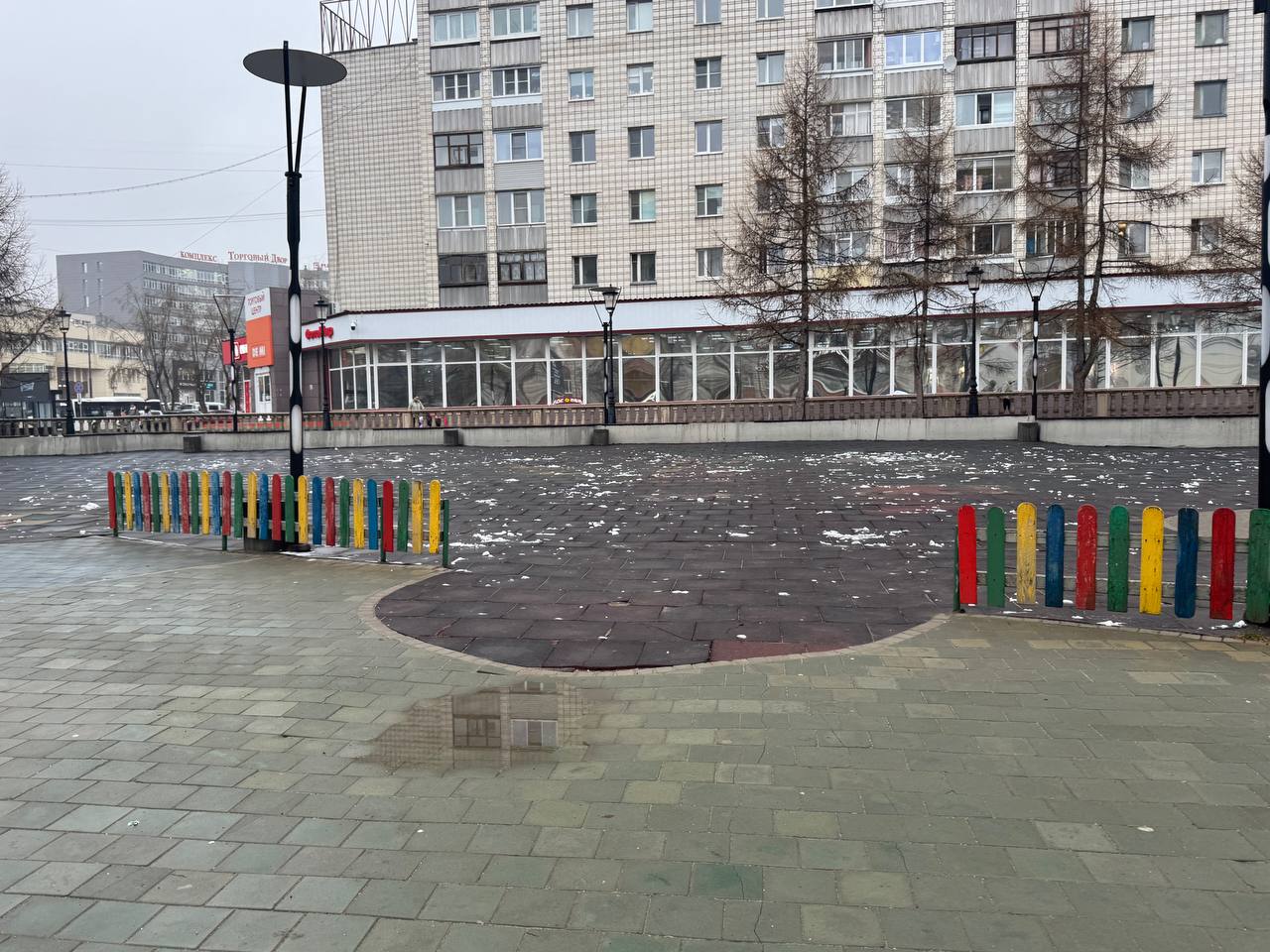 Детской площадки у «Детского мира» на Коммунистической в Сыктывкаре больше не будет Администрация города решила отказаться от детской игровой зоны на этой территории. Теперь площадку переориентируют на другую возрастную категорию жителей. Причина — родители считали, что детям небезопасно играть в зоне с интенсивным автомобильным движением и высоким уровнем загазованности. Новая игровая зона появится в более экологичном и безопасном месте. Например, в одном из городских парков или скверов. Всё, как всегда у нас...