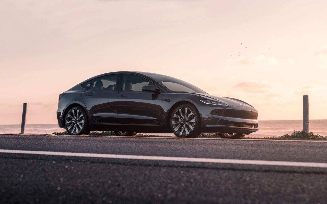 Tesla решила выпускать недорогие автомобили  Ни компания, ни ее глава Илон Маск пока не сообщили подробностей. Информагентство отмечает, что запустить линейку более дешевых машин Tesla вынуждает экономическая ситуация, в том числе сокращение поставок электрокаров в 2024 году.   Reuters называет вероятным, что компания представит новые автомобили уже в первой половине 2025 года.