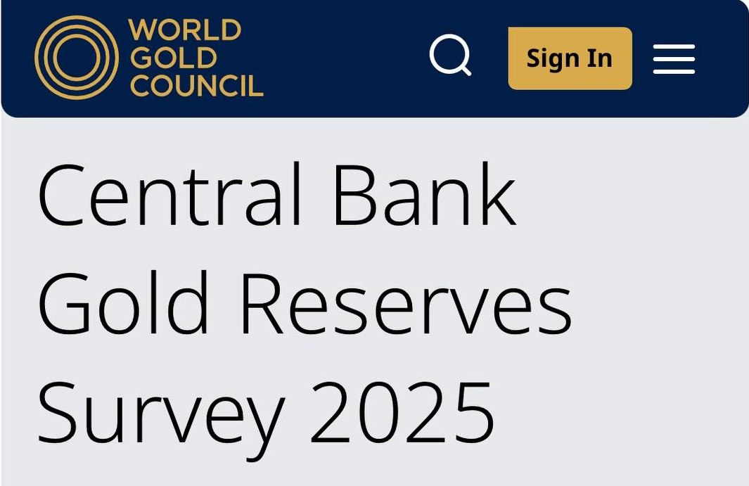 Рекордные 43% центробанков планируют наращивать свои золотые запасы, — WGC Центробанки продолжают сохранять благоприятные ожидания относительно золота. В этом году рекордные 43% респондентов считают, что их собственные золотые резервы увеличатся в следующие 12 месяцев. При этом никто не ожидает сокращения своих золотых резервов, — констатирует Всемирный совет по золоту WGC В прошлом году лишь 29% регуляторов сообщили о планах по наращиванию золотых резервов. При этом ещё больше центробанков — 95% — уверены, что мировые золотые резервы увеличатся в течение следующих 12 месяцев Большинство центробанков — 73% — ожидают умеренного или значительного сокращения доли доллара в мировых резервах в течение следующих пяти лет «КРИСТАЛЛ РОСТА» ранее информировал о том, что возросшая вероятность рецессии на фоне повышения тарифов в США и продолжающиеся торговые войны могут эскалировать цену золота до 4000 долларов за унцию, а также о том, что по мнению Александра Галушки, девалютизация национальных резервов, включая рост доли золота, является верным решением