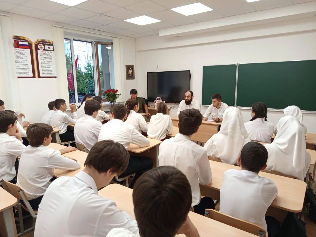 В столице Ингушетии провели антинаркотическую акцию В гимназии Марем Магаса состоялось профилактическое мероприятие посвящённое теме наркомании в котором приняли участие ученики 10 11 классов организатором встречи выступил Комитет по делам молодежи республики Как информировали газету Ингушетия в молодежном ведомстве региона для беседы с подростками были приглашены специалисты реабилитационного центра Ихсан Добриев Руслан директор центра Евлоев Адам специалист по химической зависимости Отмечается что эксперты подробно рассказали о том что такое зависимость какие психологические и физические последствия несёт употребление психоактивных веществ а также о путях профилактики и способах сохранить здоровье и личное будущее Особое внимание уделили реальным историям людей прошедших через реабилитацию и роли семьи школы и общества в предупреждении пагубных привычек Школьники смогли задать интересующие вопросы и получить рекомендации от специалистов Такие мероприятия помогают формировать у молодежи ответственное отношение к жизни и повышают уровень информированности о проблеме наркомании ПОДПИСАТЬСЯ ПРЕДЛОЖИТЬ НОВОСТЬ