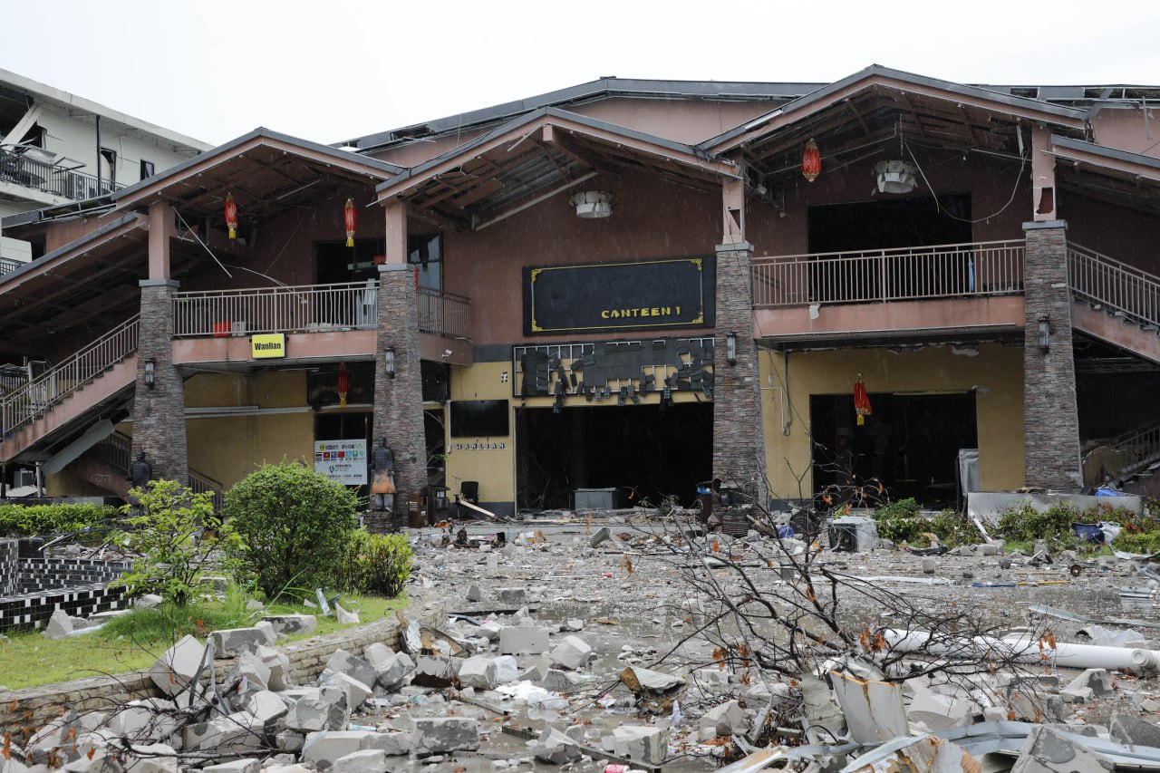101 здание скам центра KK Park снесли в Мьянме Дома рестораны клубы тренажерка больница магазины и склады скам центра KK Park в штате Карен пошли под снос Следующие на очереди почти 50 недостроев заявили в Министерстве информации Мьянмы В этот район через Таиланд незаконно проникали иностранцы которые занимались онлайн мошенничеством Месяц назад в Мьянме и Камбодже освободили 3 5 тысячи человек из рабства среди них более 100 девушек из СНГ которых принуждали к мошенничеству Подпишитесь на Абзац TG VK Дзен MAX Rutube