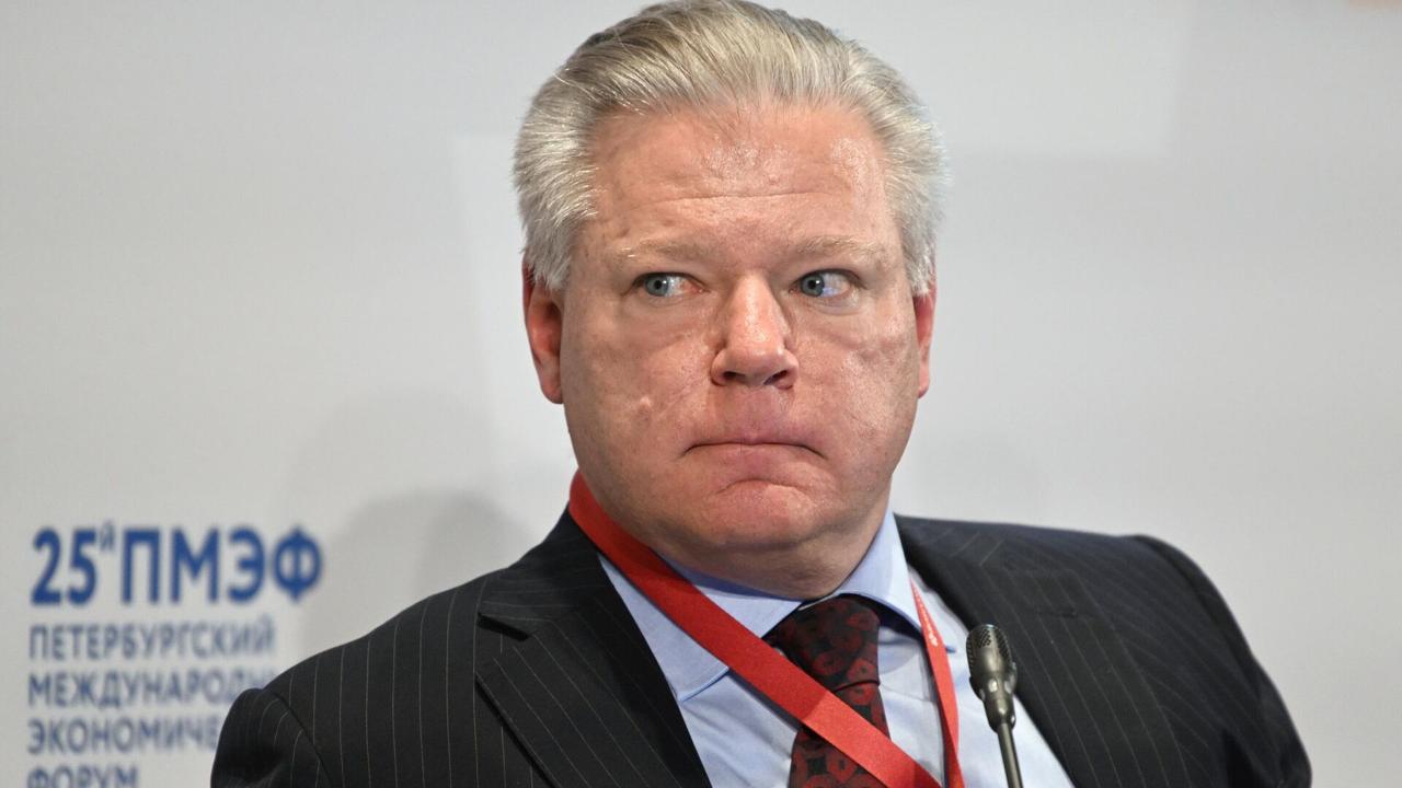 Прямой удар для бизнеса США от ограничений коллективного Запада и контрсанкций России около 100 миллиардов долларов К такому выводу пришел глава AmCham в РФ В разговоре с RTVI Роберт Эйджи уточнил что целиком ущерб составил почти 300 миллиардов включая потенциальные потери конкретного бизнеса