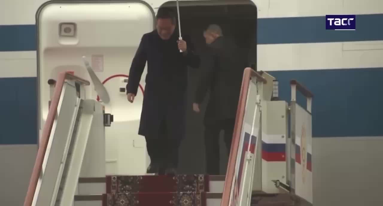 Ли Цян прибыл в Москву для участия в саммите ШОС