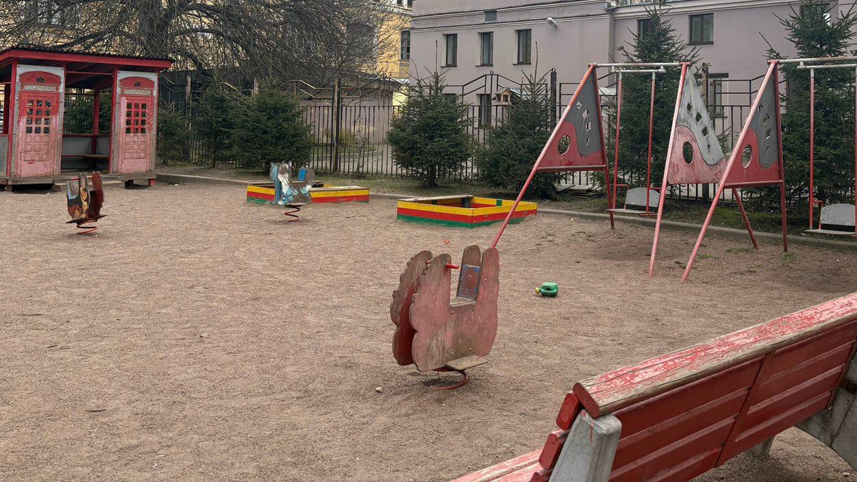 Суровые детские площадки попадаются не только в Челябинске, но и в питерских детских садиках Прокуратура Василеостровского района г. Санкт-Петербурга провела проверку исполнения законодательства об охране жизни и здоровья несовершеннолетних. Установлено, что на игровой площадке, расположенной в одном из детских садов на Кадетской линии, имеется оборудование, техническое состояние которого не отвечает требованиям безопасности. Так, игровое оборудование не имеет маркировок, в крайне изношенном состоянии находятся основные конструктивные элементы. На детской площадке отсутствует ударопоглощающее покрытие, на поверхностях оборудования обнаружены незащищенные концы болтовых соединений. Прокурор Василеостровского района направил в суд исковое заявление об обязании руководства дошкольного образовательного учреждения устранить нарушения и установить новое оборудование. Исковое заявление находится на рассмотрении.