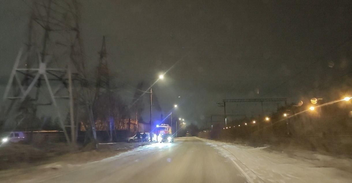 В районе аэропорта "Чкалововский" в городе Щёлково Московской области в пять утра зафиксировано скопление спецтехники МЧС, полиции, скорой помощи.    Со слов местных жителей, в районе прозвучали сильные хлопки, после чего начался пожар — вероятно, на территории электрической подстанции «Чкалово».    Экстренные службы работают на месте происшествия. Точные причины инцидента и масштабы повреждений уточняются.  #МосковскаяОбласть #Происшествия