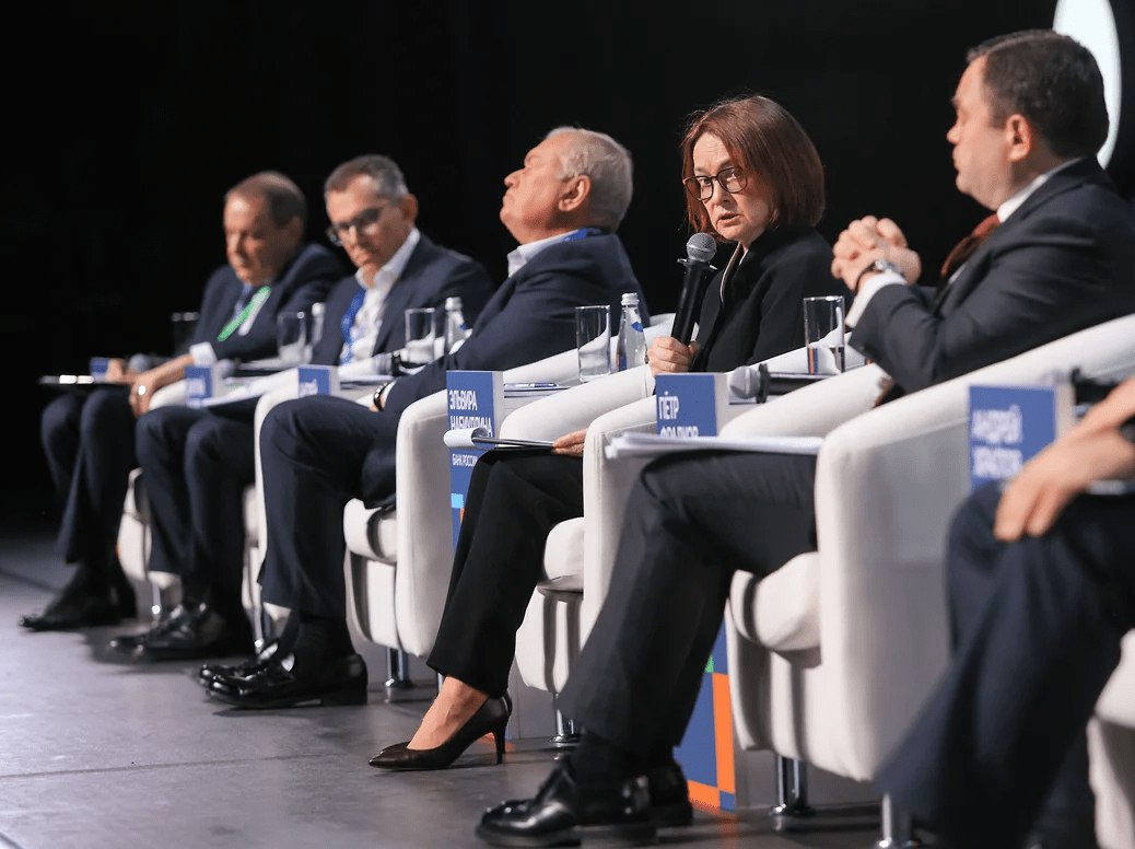 На форуме Кибербезопасность в финансах представитель МВД предложил ввести период охлаждения для снятия наличных в отделениях банков если клиент находится под воздействием мошенников Банки идею поддержали хотя определить критерии по которым можно выявить жертву трудно Помимо этого кредитные организации попросили разработать юридический механизм возврата денег жертвам мошенников со счетов дропперов vc ru money 2747880