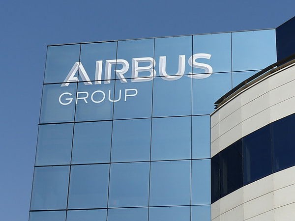 Airbus в 2024 году увеличил поставки на 4% до 766 самолетов  Европейский авиастроительный концерн Airbus в 2024 году поставил 766 гражданских самолетов 86 клиентам по всему миру. Показатель вырос на 4% по сравнению с 2023 годом, когда поставки Airbus составили 735 самолетов. Об этом сообщает "Интерфакс" со ссылкой на данные компании.  В частности, в минувшем году компания отправила клиентам 75 узкофюзеляжных самолетов семейства A220 и 602 лайнера A320, а также 32 широкофюзеляжных самолета A330 и 57 лайнеров A350.  Поставки Airbus в 2024 году оказались чуть ниже собственных прогнозов компании, однако они по-прежнему существенно слабее показателя доковидного 2019 года  863 самолета .  aviaru.net/n279408