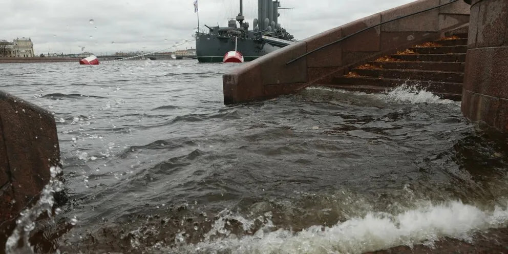 В выходные из-за ветра до 20 м/с поднимется уровень воды в Неве, — главный синоптик Петербурга Александр Колесов  Циклон, идущий с запада, принесёт дожди и усиление юго-западного ветра. Вечером 30 ноября уровень воды в устье Невы достигнет одного метра, а в ночь на 1 декабря — полутора. Наводнением в Петербурге считается превышение уровня воды в 160 сантиметров.