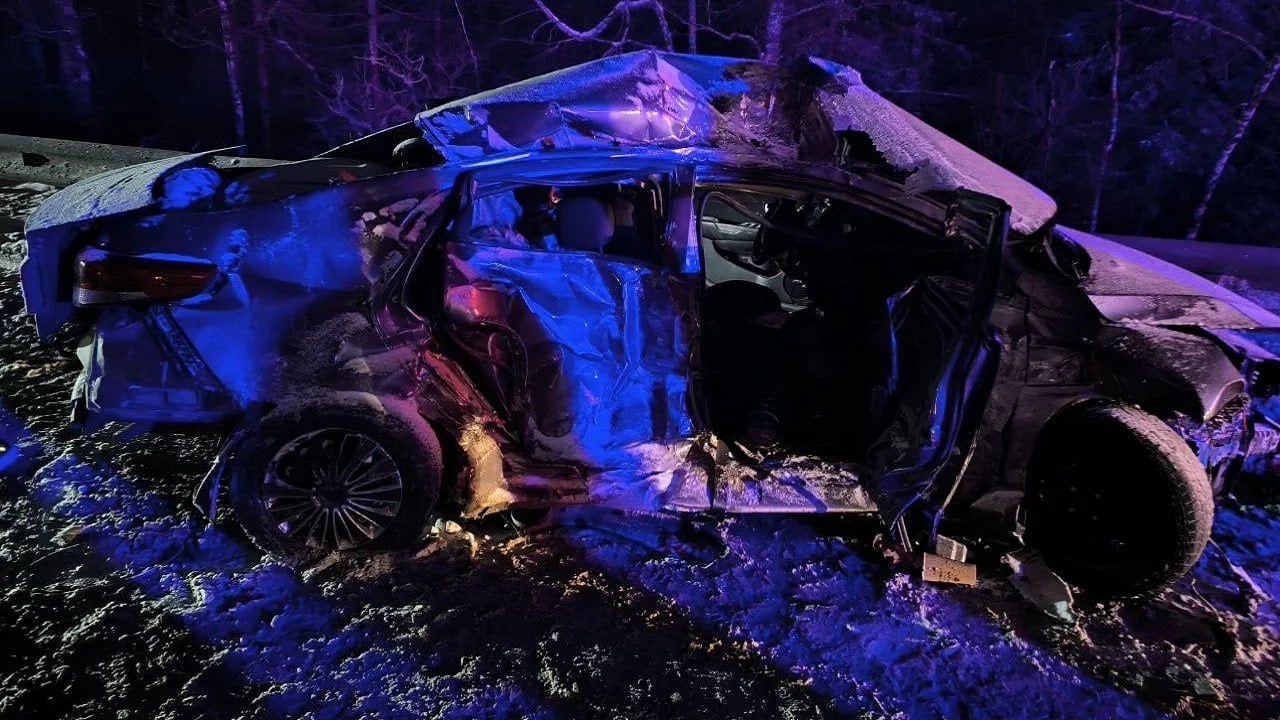 Легковой автомобиль столкнулся с двумя фурами на трассе М5 в Челябинской области    Авария случилась утром на трассе М5 под Златоустом. Около 6:30 иномарка Kia Rio во время снегопада выехала на встречную полосу, где столкнулась с грузовиками MAN и DAF. В Kia ехала 21-летняя девушка-пассажир. Она получила тяжелейшие травмы и погибла на месте происшествия. Кроме того, пострадал 45-летний водитель Kia.    Движение на этом участке сначала пришлось остановить полностью и направить водителей в объезд через село Куваши. К 9:00 проезд там был восстановлен в обычном режиме.    Водителей призвали воздержаться от дальних поездок из-за сложных погодных условий, особенно в горнозаводскую зону.    Фото: Управление Госавтоинспекции по Челябинской области    Вести Южный Урал   Челябинск