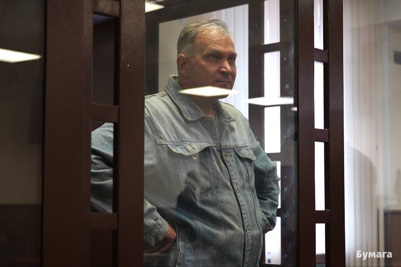 К 5 годам колонии приговорили школьного охранника по делу о фейках Сегодня Александру Глушкину огласили приговор кроме лишения свободы ему назначили запрет на публикации в интернете на три года сообщил корреспондент Бумаги Вчера обвинение запросило Глушкину 7 лет лишения свободы Преследование Глушкина обвинили в публикации постов во ВКонтакте в том числе про действия российской армии в Буче Защита и Глушкин настаивали на том что он не знал о ложности сведений о войне так как доверял цензуре ВКонтакте в которой и находил информацию для своих постов За время судебного процесса стало известно что из компании которая осуществляла охрану в школе его уволили как ему сказали из за гражданской позиции по Украине Фото Бумага Подписывайтесь на Бумагу и предлагайте новости