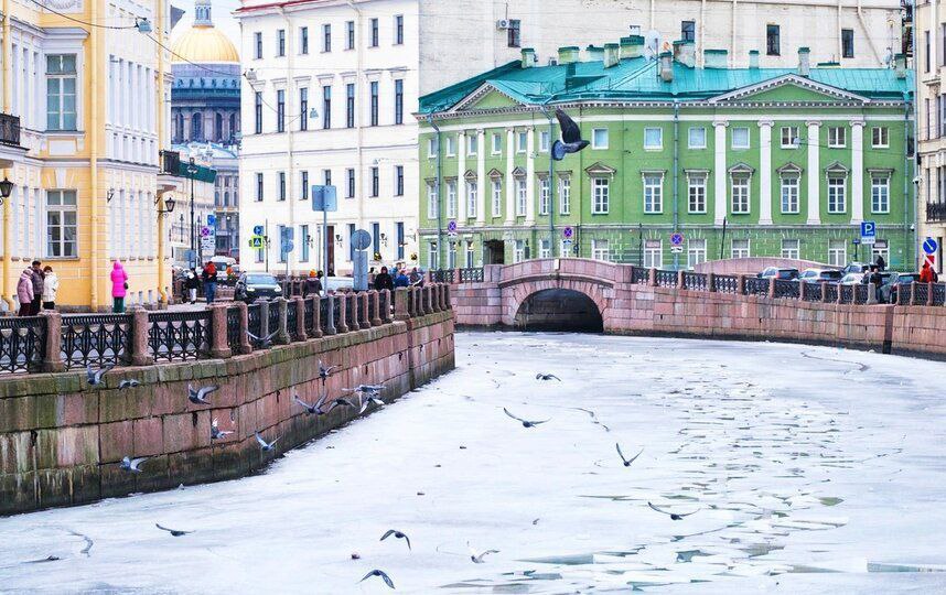 Жëлтый уровень погодной опасности задержится в Петербурге ещё на день  Как сообщила 14 марта пресс-служба Смольного, желтый уровень опасности вновь ввели в Петербурге. Он означает потенциально опасную погоду.  Согласно прогнозам синоптиков, с 11:00 до 21:00 14 марта в городе ожидается сильный ветер. Местами его порывы будут достигать 15 метров в секунду. Кроме того, на дорогах и тротуарах подморозит, также не исключено и налипание мокрого снега на различные поверхности.  Сегодня регион оказался в тылу циклона, центр которого в середине дня уйдёт на запад Архангельской области, рассказывало Metro. Утром высота снежного покрова в Северной столице достигла двух сантиметров, прибавив сантиметр за сутки, написал синоптик Михаил Леус в своём телеграм-канале. Что касается Ленобласти, то больше всего снега навалило в Лодейном поле. Там высота самых больших сугробов составила 30 сантиметров.  Фото Алёна Бобрович