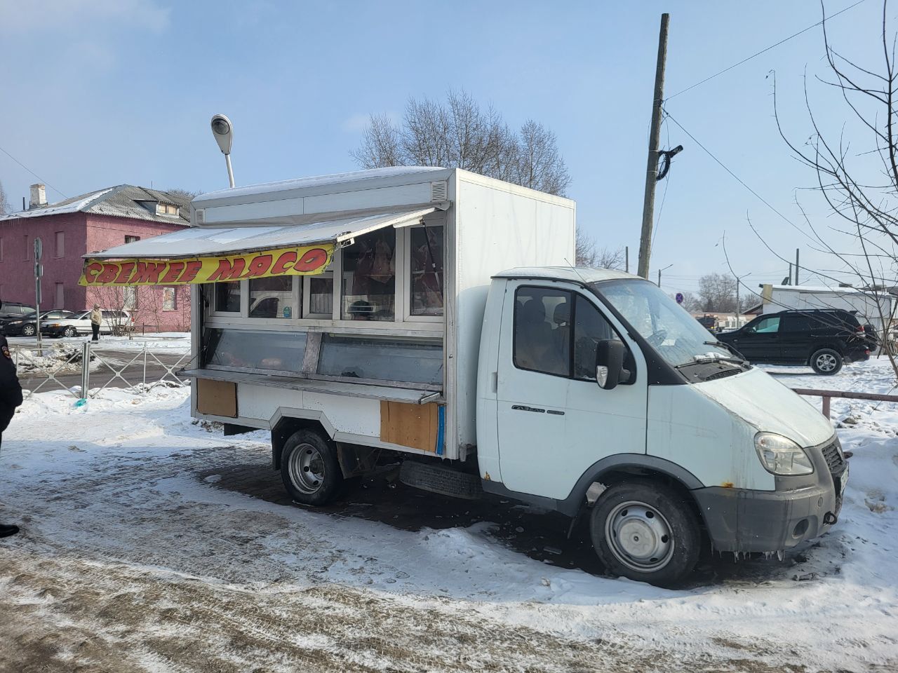 На улице Хилокской изъят автомобиль с мясной продукцией  Место несанкционированной торговли выявили специалисты департамента инвестиций, потребительского рынка, инноваций и предпринимательства мэрии Новосибирска совместно с сотрудниками полиции.  На незаконно торгующего гражданина составлен протокол по статье 9.1 «Торговля в неустановленных местах» Закона Новосибирской области от 14.02.2003 № 99-ОЗ «Об административных правонарушениях в Новосибирской области».   Работа по пресечению несанкционированной торговли в Новосибирске будет продолжена.