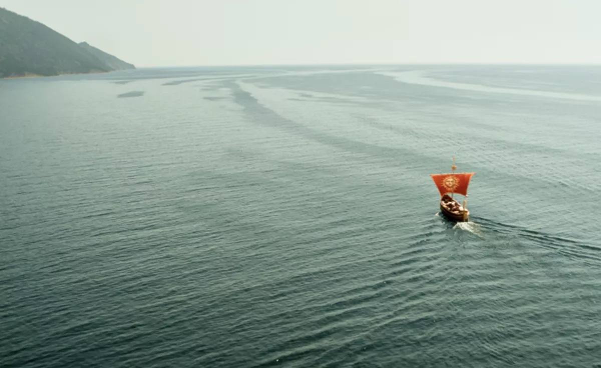 Братья Андреасян сняли Сказку о царе Салтане в Геленджике Природа Черноморского побережья стала живым фоном для съемок нового фильма братьев Андреасян Сказка о царе Салтане Российские зрители смогут увидеть экранизацию Пушкина в середине февраля 2026 года Сюжет фильма рассказывает о царе Салтана который влюбляется в добрую Аннушку делает ее своей женой и видит рождение наследника Ее сестры и мачеха оказываются во дворце и затевают коварные интриги пытаясь получить власть Кубанские Новости   Мы в MAX