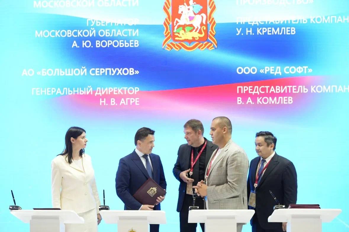 Новый завод электроники в Серпухове: 4 млрд инвестиций и 150 рабочих мест В особой экономической зоне «Большой Серпухов» запустят производство отечественной электроники. На заводе будут выпускать смартфоны, планшеты, ноутбуки и умные часы, работающие на российских операционных системах РЕД ОС и РЕД ОС М. Проект реализуется ООО «Интеллектуальное производство» представитель китайской компании «Passion Tech» при поддержке правительства Московской области. Продукция будет адаптирована под российские стандарты и сможет конкурировать с мировыми лидерами рынка. Общий объем инвестиций составит более 4 миллиардов рублей, будет создано свыше 150 рабочих мест. «Мы планируем обеспечить готовую инфраструктуру и максимальное сопровождение на всех этапах реализации проекта», - заявила генеральный директор акционерного общества «Большой Серпухов» Наталья Агре. Фото: АлександраСтепанова.