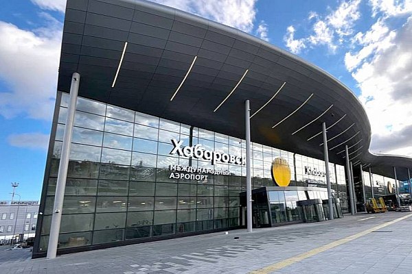 Международный терминал аэропорта Хабаровска планируется открыть к ВЭФ-2025 Новый международный терминал аэропорта Хабаровска планируется открыть в дни проведения Х Восточного экономического форума ВЭФ , который пройдет 3-6 сентября во Владивостоке. Об этом сообщает ТАСС. "Мы планируем привязать открытие международного терминала к Восточному экономическому форуму. Он абсолютно готов к приему пассажиров -ИФ ", – сказал губернатор Хабаровского края Дмитрий Демешин в ходе подведения итогов стратегической сессии по развитию туристического потенциала Хабаровского края в четверг. Запуск нового терминала, по словам Демешина, позволит расширить международную маршрутную сеть из аэропорта Хабаровска. aviaru.net/n285719