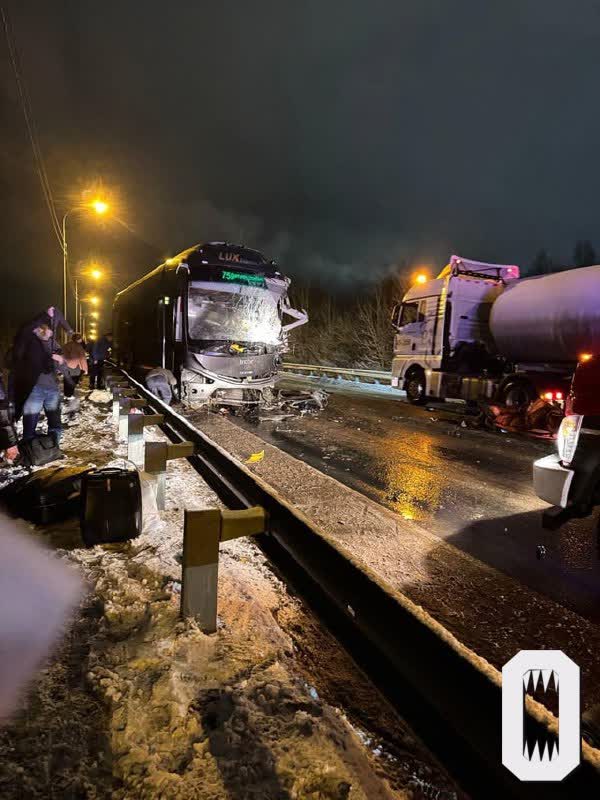 Пассажирский автобус столкнулся с грузовым авто в Ленинградской области. Два человека погибли, есть пострадавшие.   ДТП случилось на трассе А-180 “Нарва” под Кингиссепом. Междугородний автобус с 22 пассажирами двигался из Таллина в Петербург, когда столкнулся с “Камазом”. По данным МЧС, погибли два человека, еще минимум двое пострадали.