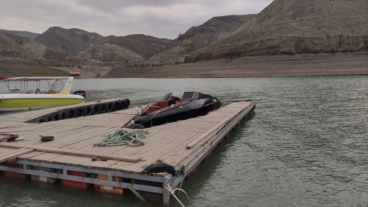 Против судоводителя в Дагестане возбудили дело после ЧП на Чиркейском водохранилище Мужчина катал за деньги пассажиров. Он опасно маневрировал и на высокой скорости он сам и четверо пассажиров вылетели за борт, а судно продолжило движение, сообщили в Западном управлении на транспорте Следкома РФ. Позднее людей, оказавшихся в воде, подобрал другой катер. Двое пассажиров получили травмы. Против судоводителя возбудили дело об оказании небезопасных услуг. «ВКонтакте» и в «Одноклассниках», чтобы быть в курсе самых интересных новостей Кавказа. -канал АиФ – Северный Кавказ