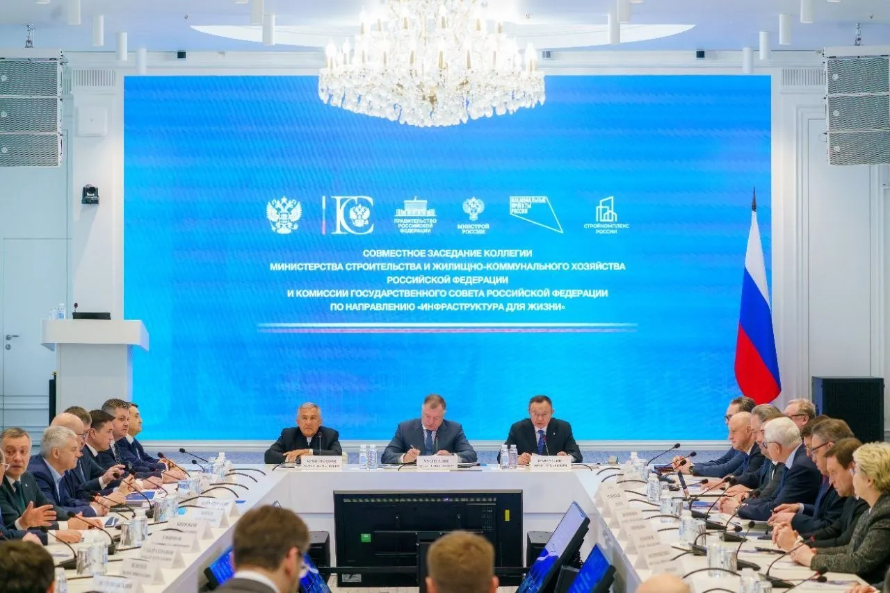 Глава Татарстана Рустам Минниханов предложил увеличить лимиты по семейной ипотеке для регионов с высокой стоимостью жилья Сегодня в Москве состоялось совместное заседание комиссии Госсовета РФ Инфраструктура для жизни и коллегии министерства строительства и жилищно коммунального хозяйства России В работе участвовали заместитель председателя правительства России Марат Хуснуллин министр строительства и ЖКХ РФ Ирек Файзуллин глава Республики Татарстан председатель комиссии Госсовета РФ Инфраструктура для жизни Рустам Минниханов руководители регионов  Нацпроект Инфраструктура для жизни Главная тема заседания новый нацпроект Инфраструктура для жизни который с 2025 г объединяет вопросы связанные с жильём коммуналкой дорогами и социальной инфраструктурой Как отметил Рустам Минниханов строительство остаётся одним из локомотивов российской экономики но жилищная политика должна помогать в первую очередь семьям а не только застройщикам  Доступность жилья и семейная ипотека Главная проблема с которой сталкиваются сегодня жители России доступность жилья В крупных городах регионы уже почти догнали Москву по ценам а лимита семейной ипотеки в 6 млн руб не хватает Так в Казани данная сумма покрывает только 37 стоимости двухкомнатной квартиры и семье приходится платить около 160 тыс руб в месяц При этом в Подмосковье и Ленобласти с лимитом 12 млн руб платёж почти втрое меньше Что предлагается поднять лимиты семейной ипотеки для регионов с дорогим жильём по аналогии с Москвой и Петербургом Так Минниханов сообщил что 22 региона уже попросили увеличить общие лимиты программы делать процентную ставку ниже для семей с большим количеством детей снижать расходы застройщиков чтобы новые проекты запускались быстрее кстати за последние пять лет себестоимость строительства выросла примерно втрое  Новые тренды в ЖКХ и итоги 2025 Отдельно Рустам Минниханов остановился на цифровизации ЖКХ в Татарстане в 2025 г начали оцифровывать инженерные сети уже внесены данные примерно по 30 тыс км из 145 тыс км Такой подход он предложил сделать обязательным для всех регионов Важно чтобы к этой работе обязательно были подключены все ресурсоснабжающие организации в том числе для периодического обновления данных Этот подход должен стать стандартом при создании единого федерального ресурса по оцифровке всех коммунальных объектов и сетей в стране Также глава Татарстана заявил что строительство соцобъектов должно идти в обязательной связке с вводом нового жилья как один из важнейших элементов при улучшении жилищных условий И предложил синхронизировать объёмы строительства социальной инфраструктуры с показателями ввода жилья По итогам заседания отметили что все показатели нацпроекта за 2025 г выполнены а Республика Татарстан вошла в число лидеров по вводу жилья вместе с Московским регионом и Краснодарским краем GosSovet