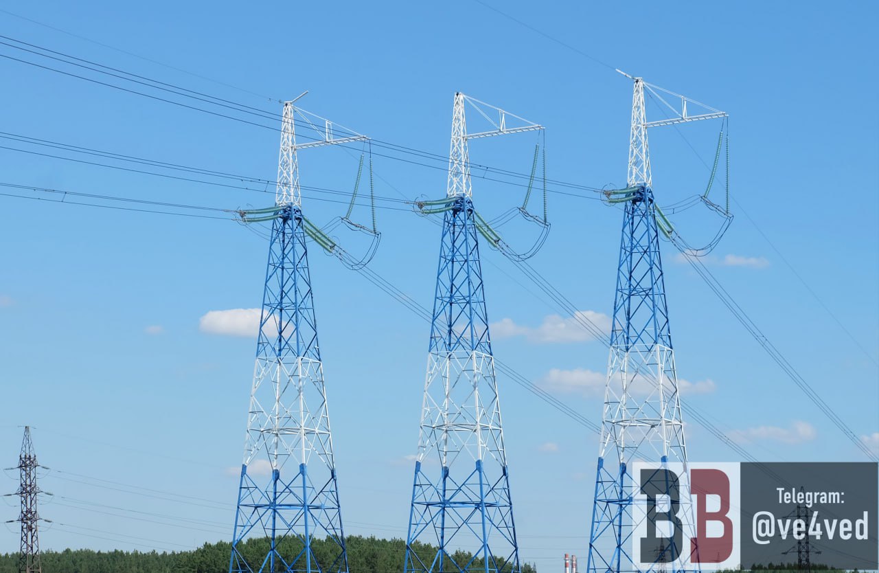Электричество на севере Екатеринбурга пропало из за повреждения ЛЭП Как уточнили ve4ved в пресс службе ПАО Россети Урал повреждение линии произошло не в результате земляных работ Это воздушная линия электропередачи 110 кВ Высокое напряжение Участок повреждён в пригороде сказали в компании Полностью ликвидировать последствия аварии из за которой электричество отключилось в северной части города микрорайоны Веер Уралмаш Эльмаш планируют до конца сегодняшнего дня Телеграм канал ve4ved Поддержать Подписаться Прислать новость 18