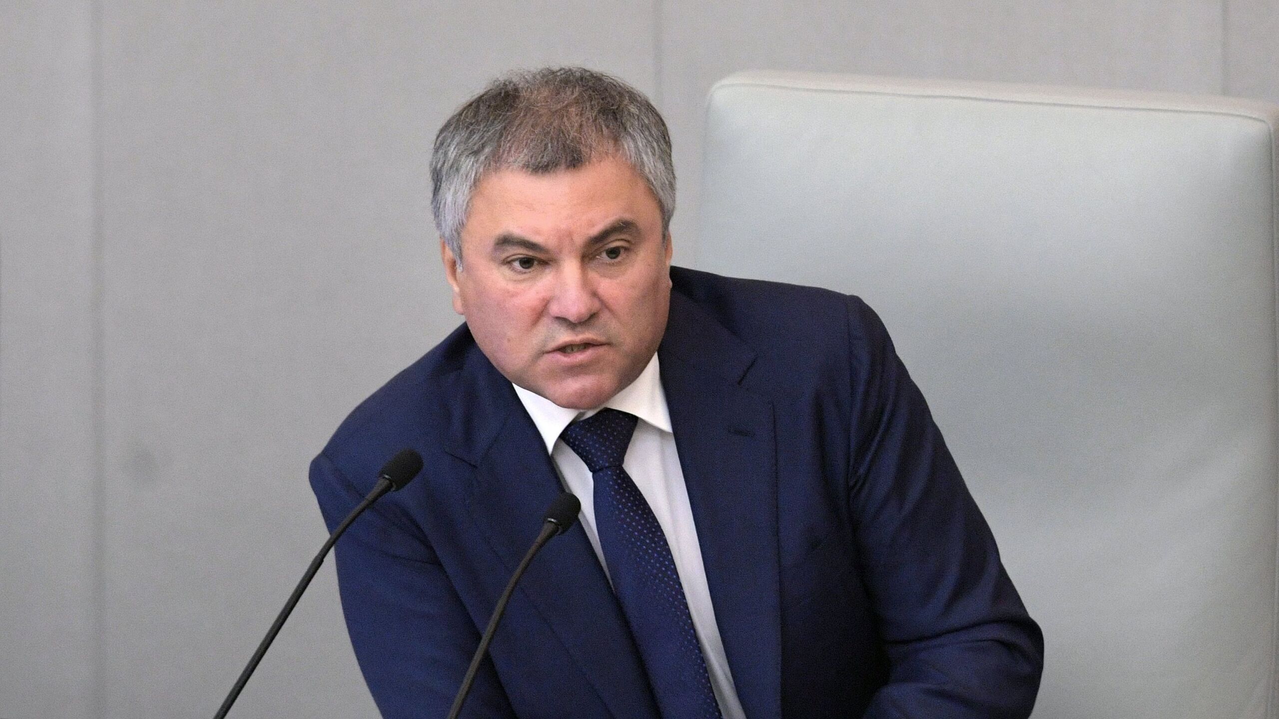 Граждане РФ в прибалтийских странах сегодня терпят унижения и гонения Госдума сделает все чтобы их защитить заявил председатель Госдумы Вячеслав Володин Люди пенсионного возраста те кто уехал в прибалтийские страны по распределениям кто родился в прибалтийских странах но при этом для себя сохранили русский язык как родной Те кто не хочет размениваться с местными бандитами иначе их не назовешь и принимать гражданство другой страны сегодня терпят унижения гонения Поэтому коллеги мы должны безусловно сделать все чтобы защитить наших граждан и граждан нашей страны сказал он на пленарном заседании