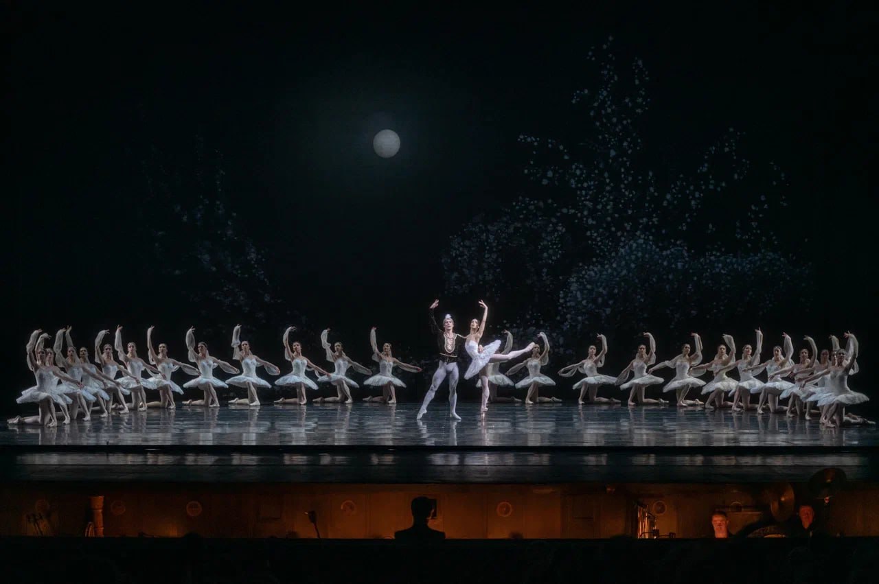 Объявлены составы на балетные спектакли марта и апреля На сайте опубликованы составы на балетные спектакли марта и апреля В афише многообразие репертуара от проверенной временем классики до актуальных постановок сегодняшнего дня Заглядывайте в раздел Афиша чтобы узнать кто выйдет на сцену в ближайшие месяцы Премьера 107 го сезона Вечер балетов Отражения Королевы вариаций в хореографии Юрия Посохова и Максима Севагина 3 и 4 марта 19 00 Баядерка 7 марта 19 00 8 марта 12 00 и 19 00 08 03 в 12 00 дебюты Анфиса Ощепкова Никия Дарья Чугунова Гамзатти Зазеркалье 13 марта 19 00 14 марта 14 00 и 18 00 15 марта 14 00 14 03 в 18 00 дебюты Дарья Юрченко Алиса Мелания Ника Кобякова Алиса девочка Балет А Адана Жизель в хореографической редакции Лорана Илера 27 марта 19 00 28 марта 14 00 и 19 00 Снегурочка 3 апреля 19 00 4 апреля 14 00 и 19 00 04 04 в 14 00 дебют Марчелло Пелиццони Мизгирь Каменный цветок 10 апреля 19 00 11 апреля 12 00 и 19 00 11 04 в 12 00 дебют Иннокентия Юлдашева Данила Вечер балетов Место во Вселенной Перигелий Славы Самодурова и Знаем благую весть Максима Севагина 17 и 18 апреля 19 00 Эсмеральда 25 апреля 19 00 26 апреля 12 00 и 19 00 26 04 в 12 00 дебюты Елена Соломянко Эсмеральда Камилла Исмагилова Флер де Лис 26 04 в 19 00 долгожданный дуэт Оксана Кардаш Эсмеральда и Иван Михалев Феб Полные составы и подробная афиша на сайте театра Фото Александр Филькин