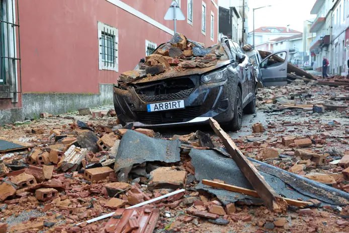 Ураган Kristin 5 погибших полмиллиона без света Ночь на 28 января стала одной из самых разрушительных за последние годы Наибольший урон был нанесен центральной Португалии Порывы ветра там достигали 200 км ч К 13 00 зафиксировано 2600 происшествий На утро около миллиона клиентов остались без электричества Больше всего пострадали Лейрия половина всех отключений Коимбра Каштелу Бранку Порталегре и Сантарем Пять человек погибли четверо в муниципалитете Лейрия один в Вила Франка ди Шира от падения дерева Разрушения В Фигейра да Фош рухнуло колесо обозрения на набережной повреждены здания и автомобили Сорвана крыша стадиона в Лейрии Разбиты окна в больнице Фигейра да Фош работа частично парализована Повреждены самолёты и ангары аэроклуба Коимбры На мосту Вашку да Гама перевернулся грузовик движение восстановлено На утро было приостановлено железнодорожное сообщение на линиях Beira Alta Beira Baixa Douro Sul Oeste и Sintra Azambuja и поезда Порту Лиссабон A1 была перекрыта у съезда на Фатиму Школы закрыты в Коимбре Каштелу Бранку Алкобасе Назаре Калдаш да Раинья и многих других муниципалитетах Сейчас циклон уже ушел в Испанию Повреждения сравнивают с ураганом Leslie 2018 года новости Португалия и мы