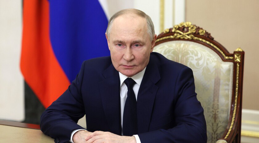 Путин поручил отобрать 100 лучших отечественных фильмов для показа в школах Президент РФ Владимир Путин поручил Минпросвещения и Совету по культуре и искусству отобрать 100 лучших советских и российских художественных фильмов для их показа в общеобразовательных организациях. Об этом говорится в перечне поручений, опубликованном на сайте Кремля. Министерство и Совет при Президенте также должны представить предложения о включении в программы основного общего и среднего общего образования тем, которые будут направлены на знакомство учащихся с классическим кинематогрофом. Срок исполнения поручения – 30 августа 2025 года. Фото: Администрация Президента России , VK и ОК и читайте новости на нашем сайте