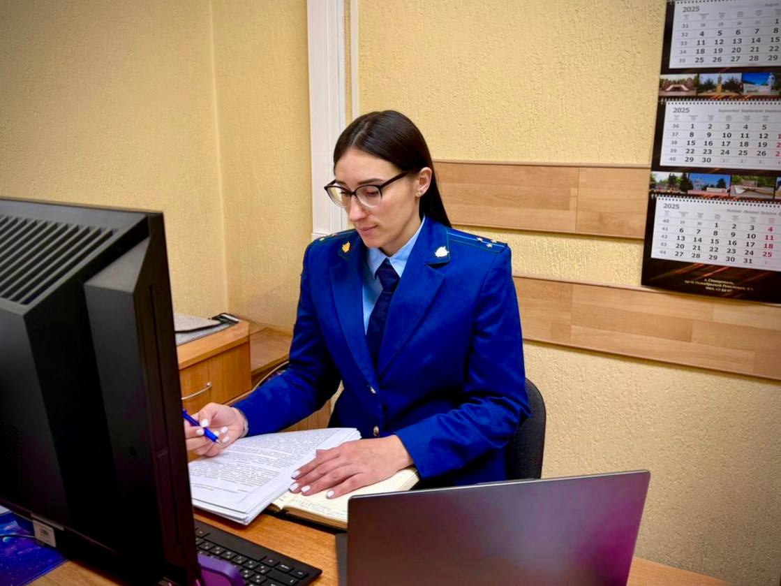 По постановлению прокурора организация и ее директор привлечены к ответственности за нарушение правил охраны электрических сетей Прокуратура Ленинского района города Ставрополя провела проверку исполнения законодательства в сфере жилищно коммунального хозяйства Установлено что коммерческая организация при выполнении на территории краевой столицы работ по ремонту дорог общего пользования повредила электрические сети Указанное повлекло отключение электроэнергии в домах жителей Ленинского района города Ставрополя В этой связи прокуратурой в отношении юридического лица и ее директора возбуждены дела об административных правонарушениях по ст 9 8 КоАП РФ нарушение правил охраны электрических сетей напряжением свыше 1000 вольт вызвавшее перерыв в обеспечении потребителей электрической энергией По результатам рассмотрения дел виновные привлечены к административной ответственности в виде штрафов на общую сумму 12 тыс рублей Сайт Тelegram ВК Обратиться в прокуратуру