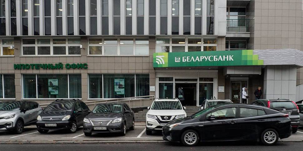Беларусбанк объявил акцию по кредитам на жилье Ставка для всех как для льготников В течение этого месяца с 1 по 31 октября договор на строительство и приобретение готовых квартир и домов можно заключить по сниженной ставке 13 75 ставка рефинансирования НБ РБ 4 п п Предложение действует в рамках следующих кредитных продуктов Кредит на возведение квартиры в многоквартирном жилом доме Ипотека Экспресс на приобретение квартиры или дома у застройщиков Время строить ГП Витебский ДСК ОАО Могилевский ДСК На приобретение квартиры или дома у застройщиков То есть поле для маневра огромное Но не забываем что без собственных средств не обойтись Да и поручители во многих случаях могут понадобиться Напомним только в августе Беларусбанк повышал кредитные ставки При покупке недвижимости на вторичке у физлиц деньги выдавались под 18 5 для всех желающих и 16 5 для нуждающихся При покупке недвижимости у застройщика для всех желающих ставка равнялась 16 65 13 75 для нуждающихся То есть сейчас всем предлагается льготный вариант но уложиться надо в отведенный месяц