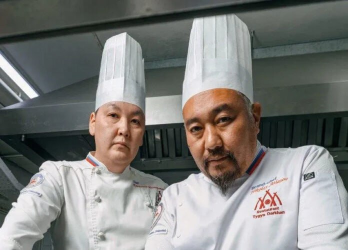 Традиции Якутии представят на открытии Года единства народов России В Национальном центре Россия в Москве 5 февраля начнется масштабный марафон Россия семья семей общества Знание который откроет Год единства народов страны объявленный президентом Владимиром Путиным В крупном мероприятии примут участие более 4 тысяч представителей всех 89 регионов в том числе Якутии От республики на марафоне выступит команда ГРК Тыгын Дархан В гастрономической части шеф повара Константин Матаннанов Николай Атласов и Иван Решетников представят традиционные блюда и продукты строганину куерчэх с ягодами брусника голубика карасей на скатерть самобранку ойогос харта и субай хаан Подробнее читайте по ссылке Фото sakha gov ru yk24 ru в MAX Telegram ВК VK Видео