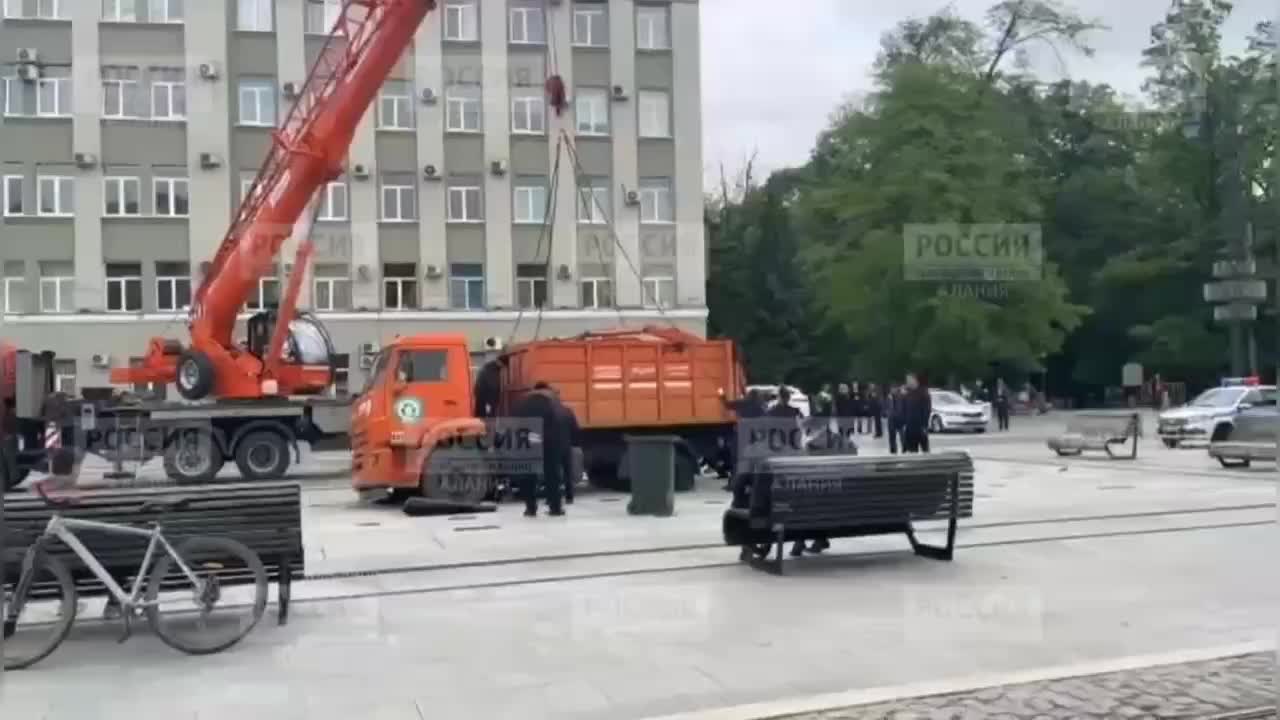 Мусоровоз застрял в фонтане во Владикавказе