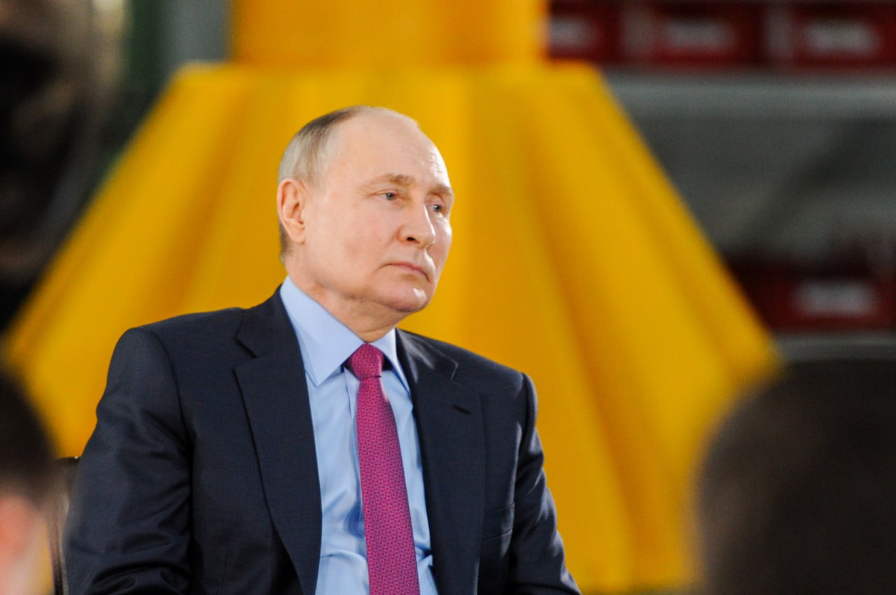 Путин сегодня прилетит в Челябинскую область. Как сообщил журналистам пресс-секретарь президента Дмитрий Песков, глава государства посетит Магнитогорский металлургический комбинат, где пообщается с руководством и работниками предприятия. Также Владимир Путин намерен осмотреть парк «Притяжение», созданный благодаря ММК. Главный политический канал Урала