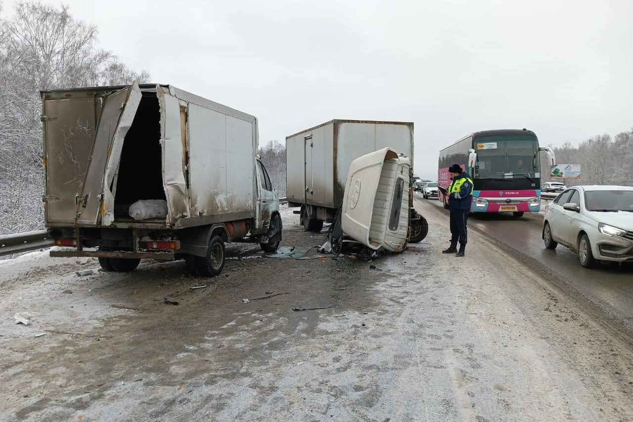 На 24 автодороги Екатеринбург-Тюмень водитель «Газели» превысил скорость, не справился с управлением и влетел в дорожное металлическое ограждение. После этого в машину врезался грузовой «Хундай». После ДТП оба водителя вышли из автомобилей, чтобы осмотреть их. В это время водитель «Шахмана», двигавшийся в сторону Тюмени, сбил водителя «Газели» — мужчину 1980 года рождения.   В результате ДТП пострадавший в тяжелом состоянии был госпитализирован.   На месте ДТП работают сотрудники Госавтоинспекции.    : ГИБДД региона.