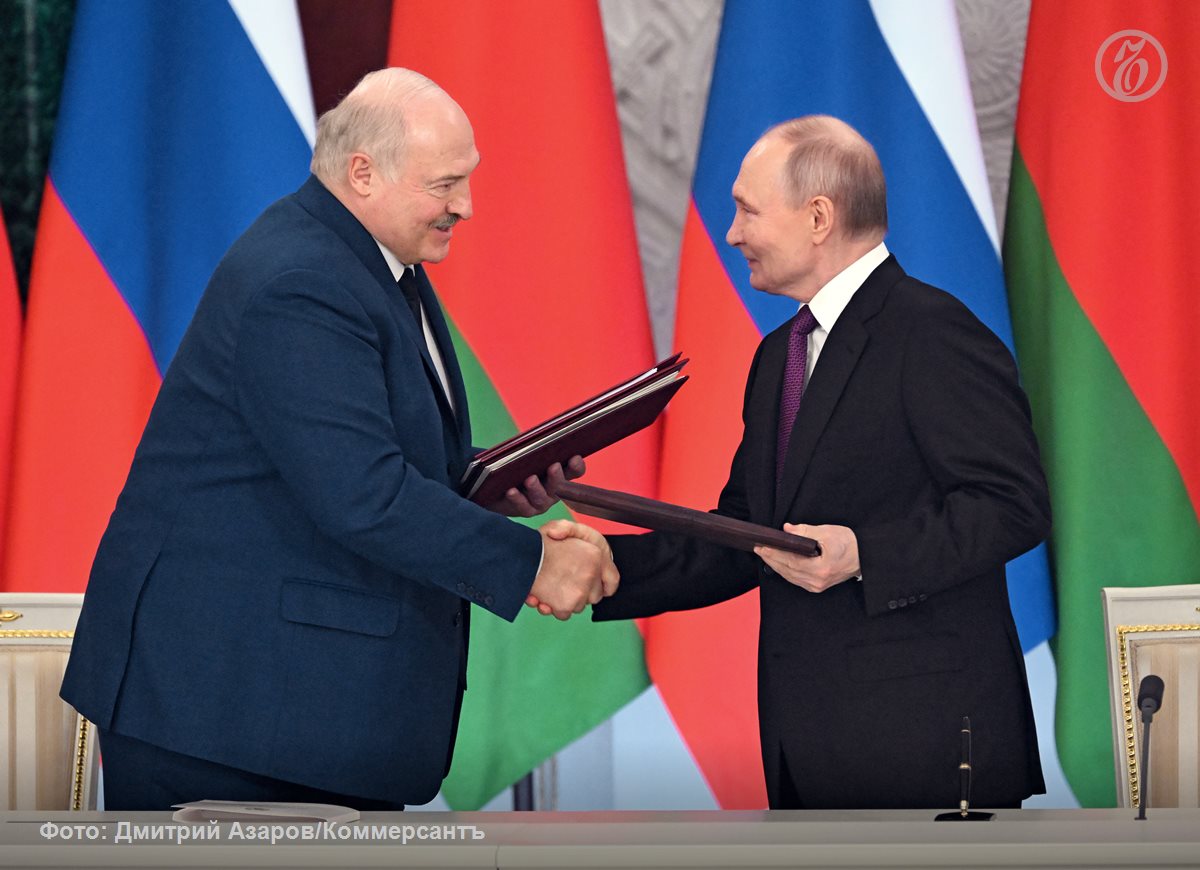 Президенты РФ и Белоруссии Владимир Путин и Александр Лукашенко провели телефонный разговор, сообщили в Кремле. В ходе беседы лидеры рассмотрели вопросы подготовки к предстоящему в Минске заседанию Высшего eвразийского экономического совета. Также обсуждена актуальная международная и региональная проблематика. Владимир Путин и Александр Лукашенко условились продолжить дружеский обмен мнениями во время пребывания президента России в Минске. Подписывайтесь на «Ъ» Оставляйте «бусты»