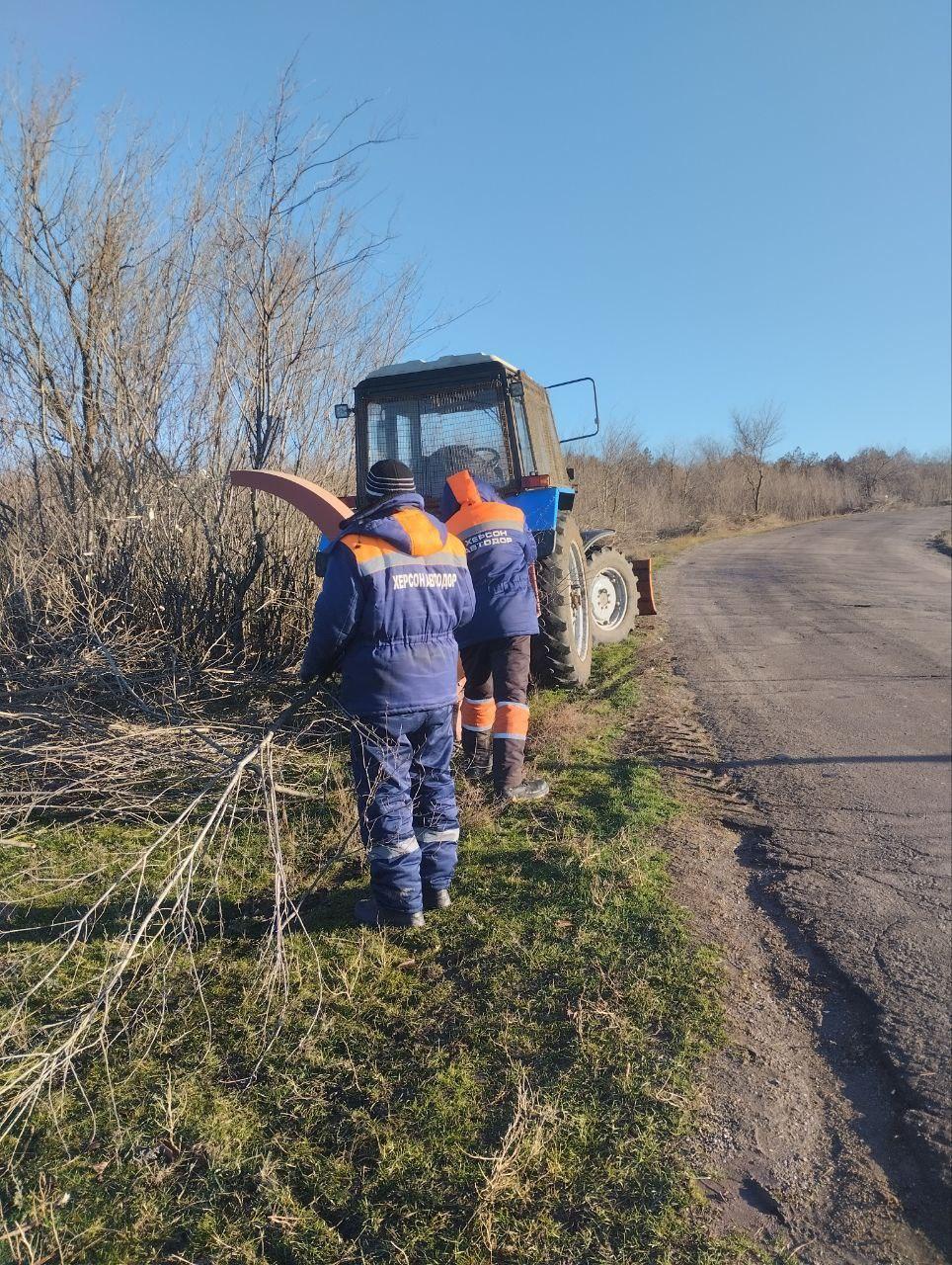 На обочинах автомобильной дороги в Новотроицком муниципальном округе выполнили обрезку зеленых насаждений  На обочинах автодороги 74 ОП РЗ 74Р-005 Чаплинка - Новотроицкое - Рыково специалисты ГБУ «Херсон Автодор» выполнили работы по срезке кустарника и подлеска  Дорожная бригада продолжает мероприятия по эксплуатационному содержанию автомобильных дорог в числе которых удаление поросли деревьев и кустарников, обрезка нависающих веток, уборка аварийных деревьев.    По завершении работ порубочные остатки переработают в щепу и утилизируют.  Площадь выполненных работ - 0,12 га.    Также, сотрудники Херсон Автодора продолжают работы по уборке мусора и посторонних предметов с обочин дорог.  #Развитие