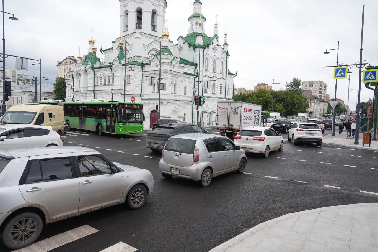 Власти города скорректировали схему движения транспорта в центре после утренних пробок Об этом в своем телеграм-канале сообщил глава города Максим Афанасьев. На участке улицы Ленина от Первомайской до Орджоникидзе уже организовано двустороннее движение для обеспечения подъезда к домам и объектам коммерческой деятельности. Специалисты проводят мониторинг дорожной ситуации, в том числе режима работы светофорных объектов для нормализации трафика. Глава города отметил, что до представителей субъектов предпринимательства и жителей примыкающих домов доводится информация о внесённых изменениях, характере и сроках ремонтных мероприятий. Понимаем, что работы осуществляются в стесненных условиях, однако предпринимаются все необходимые меры для минимизации причиняемых неудобств. Вопрос находится на постоянном контроле, мы прислушиваемся к мнению жителей. Подпишись на «Тюменское время»