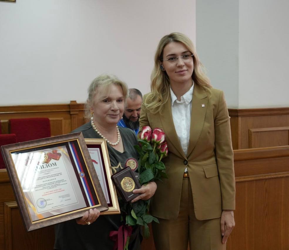 Детский сад № 10 города Махачкалы удостоен почётного звания победителя Всероссийского конкурса "100 лучших дошкольных учреждений/организаций РФ".     Зайнаб Хабибова, руководитель дошкольной организации, получила заслуженную награду, подтверждающую высокий уровень работы педагогов, современные подходы к воспитанию и развитию малышей.     Детский сад № 53 стал победителем Всероссийского смотра-конкурса "Образцовый детский сад 2024–2025".    Зарема Караева, директор детского сада, приняла награду, которая отражает профессионализм коллектива, любовь к детям и стремление к инновациям в образовании.     Это достижение не только для дошкольных учреждений, но и для всей системы образования города.