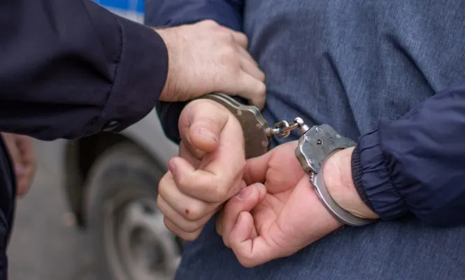Петрозаводский дезертир при конвоировании в Санкт Петербург убил ножом одного из конвоиров Инцидент произошел 16 апреля 2026 года около 20 00 Военнослужащий по контракту скончался на месте Подозреваемый рядовой ранее самовольно оставивший часть был задержан Столица в МАКС Прислать новость Реклама