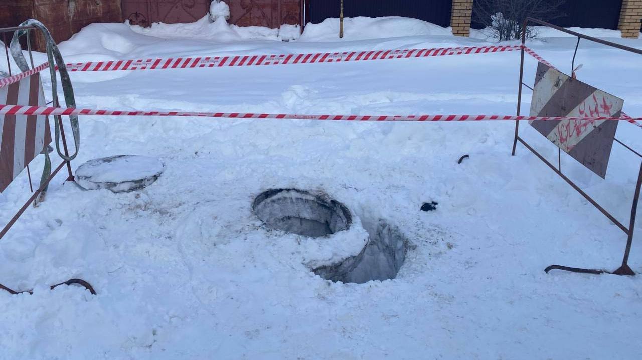 Водителя погрузчика будут судить за упавшего в колодец ребенка Семилетний мальчик провалился в наполненную водой шахту и утонул. Уголовное дело было направлено в суд. Прочитать статью полностью