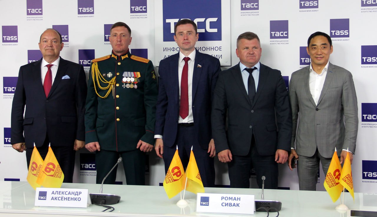Сегодня в ТАСС представили общественности Новосибирской области лидеров партийного списка на грядущие региональные выборы.   Возглавлю список и возьму на себя ответственность за исход предстоящей кампании я. Вместе со мной в первую тройку партии вошли:    офицер, герой специальной военной операции, ветеран Косово и конфликтов на Северном Кавказе, депутат Новосибирского района Руслан Колник;    экс-прокурор Новосибирска, старший советник юстиции, а ныне – руководитель Центра защиты прав граждан СРЗП в Новосибирской области Роман Сивак.  Кроме нас в «Команде справедливости» директор ТРЦ «Эдем», меценат Владислав Плотников, действующий депутат Заксобрания Новосиибрской области Андрей Пак, экс-руководитель департамента соцполитики мэрии Новосибирска Ольга Незамаева, глава Союза отцов и семей Новосибирской области Сергей Майоров, директор спортивной школы из Академгородка Сергей Самсонов, депутат Бердска Фируз Хасанов, депутат Барабинска Константин Терещенко и ещё немало сильных кандидатов.   Вместе мы намерены вернуть Новосибирску статус «столицы Сибири» и утерянный импульс развития, разработать и реализовать программу адресного развития малых городов и рабочих посёлков Новосибирской области, сделать приоритетом нашей работы развитие села и адресную помощь гражданам, а также продолжить борьбу с ростом цен и тарифов.  По итогам выборов мы рассчитываем получить не менее 10% голосов избирателей в Новосибирской области и не менее 5 мандатов в областном парламенте, сформировать собственную фракцию в горсовете Новосибирска, а также получить максимальное представительство в других муниципалитетах региона.     Рассчитываем на вашу поддержку!