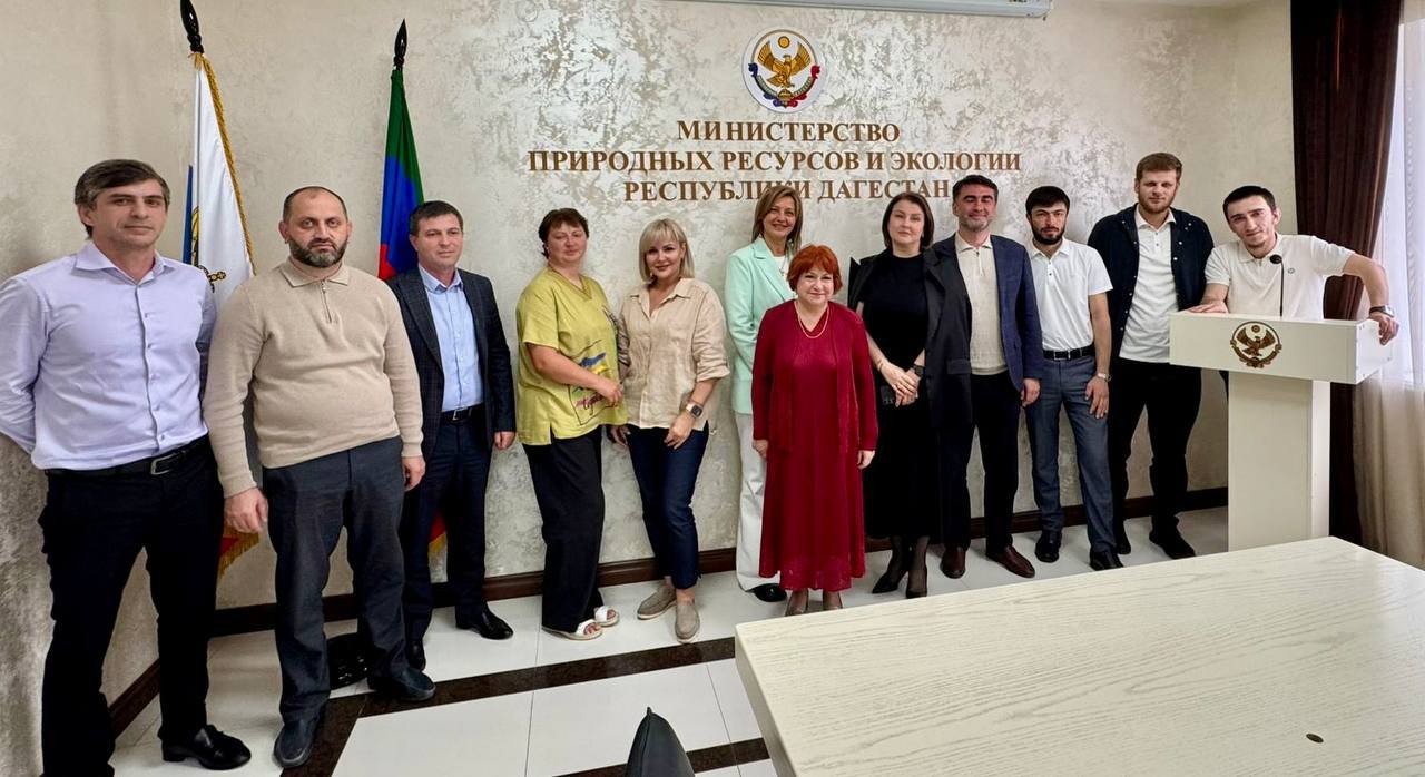 В Минприроды РД состоялась встреча с представителями Международной детско-юношеской премии «Экология – дело каждого». Участники движения – обучающиеся общеобразовательных организаций республики – представили сотрудникам ведомства свои экологические проекты и рассказали о планах их реализации. Премия «Экология – дело каждого» открывает перед молодым поколением уникальный шанс реализовать творческий потенциал и внести реальный вклад в сохранение природы. Инициатива, запущенная Росприроднадзором, уже третий год объединяет неравнодушных к проблемам планеты: за время существования проекта в нём участвовали более 50 тысяч человек из 78 государств. Юные активисты представляют творческие работы, научные исследования и социальные проекты, посвящённые защите окружающей среды, рациональному использованию ресурсов и популяризации экологичного образа жизни.